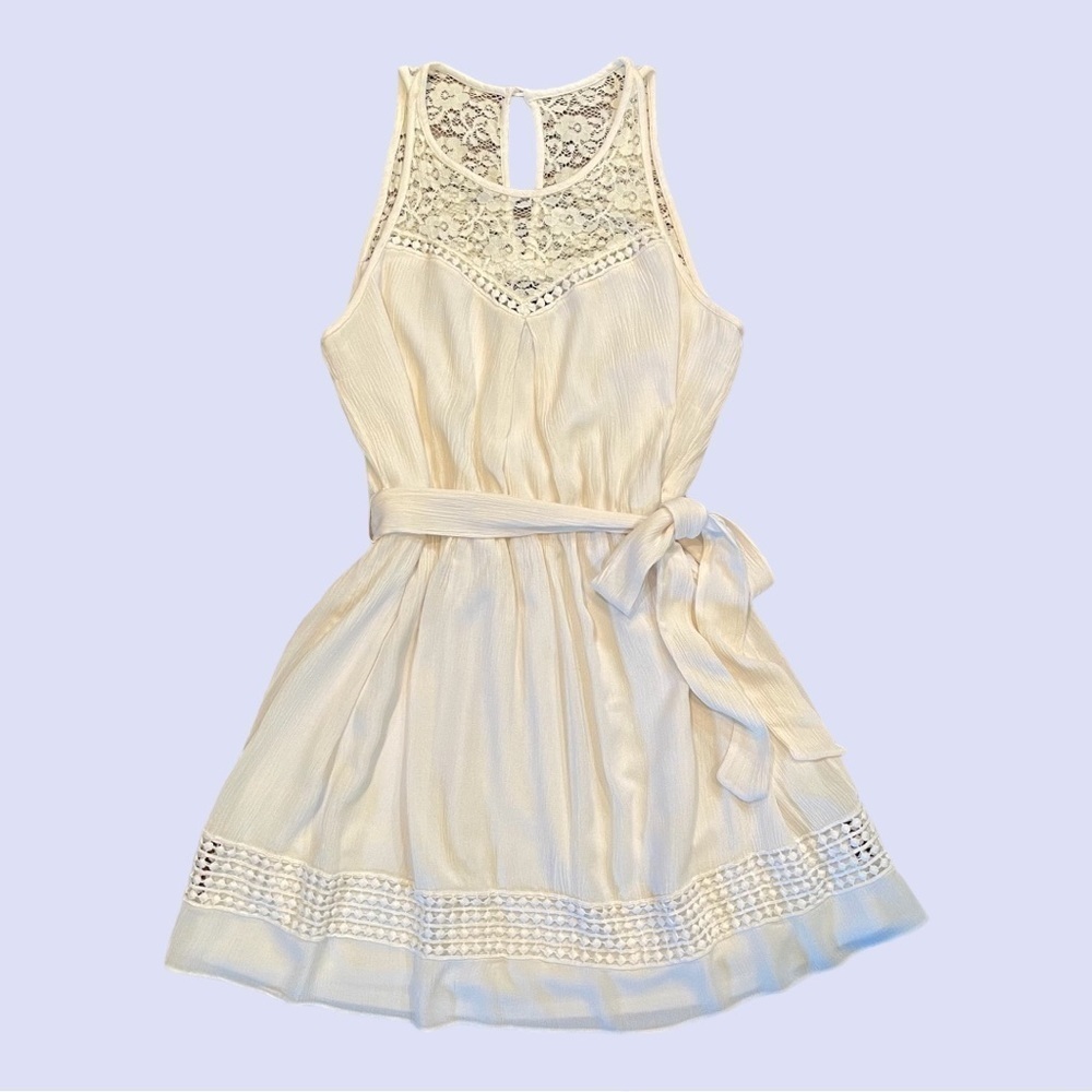 A.BYER, NWOT, MINI DRESS. WHITE DRESS WITH CREAM LACE AT TOP FRONT & BACK.SIZE L